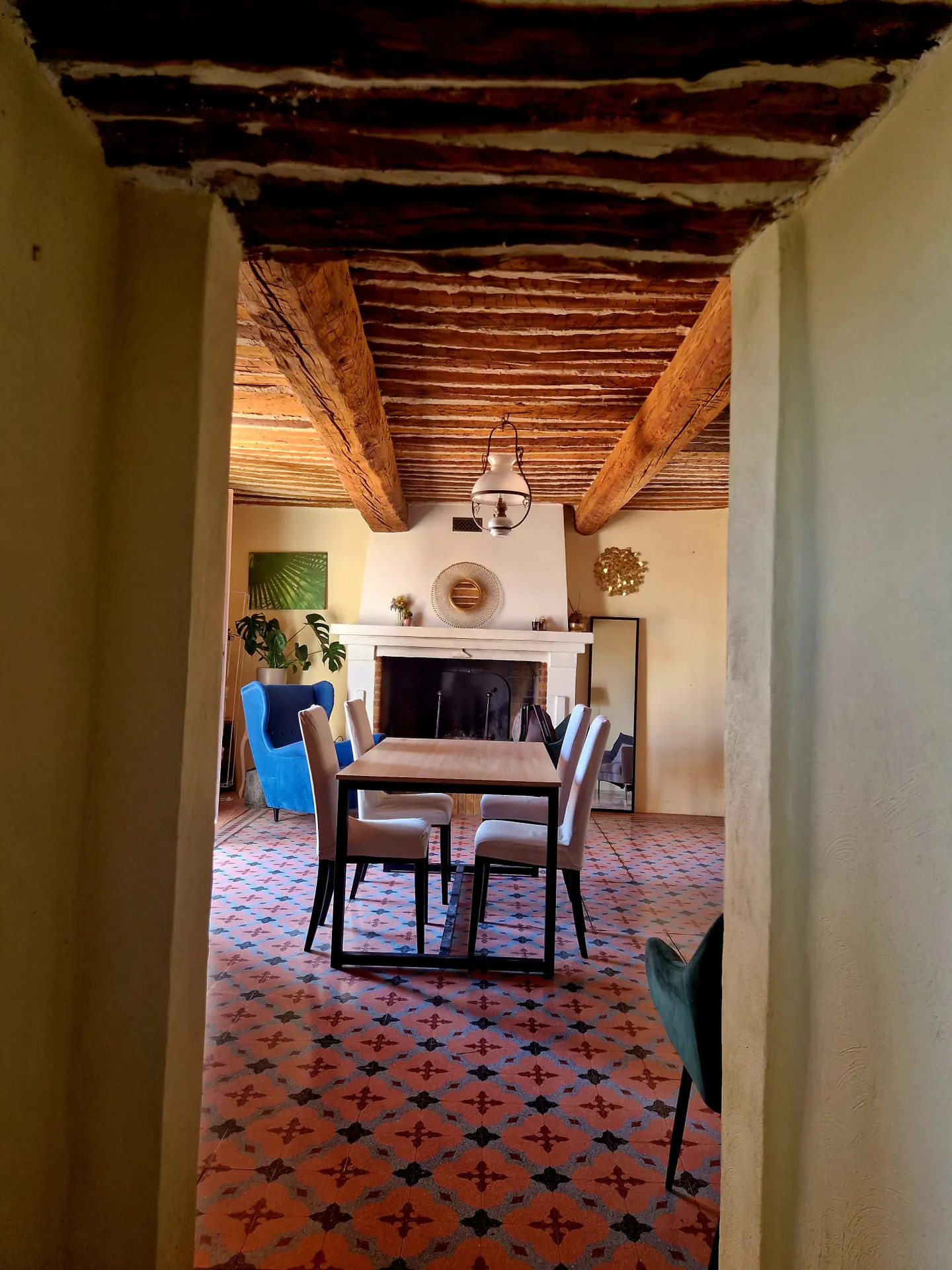 Salle à manger avec grande cheminée