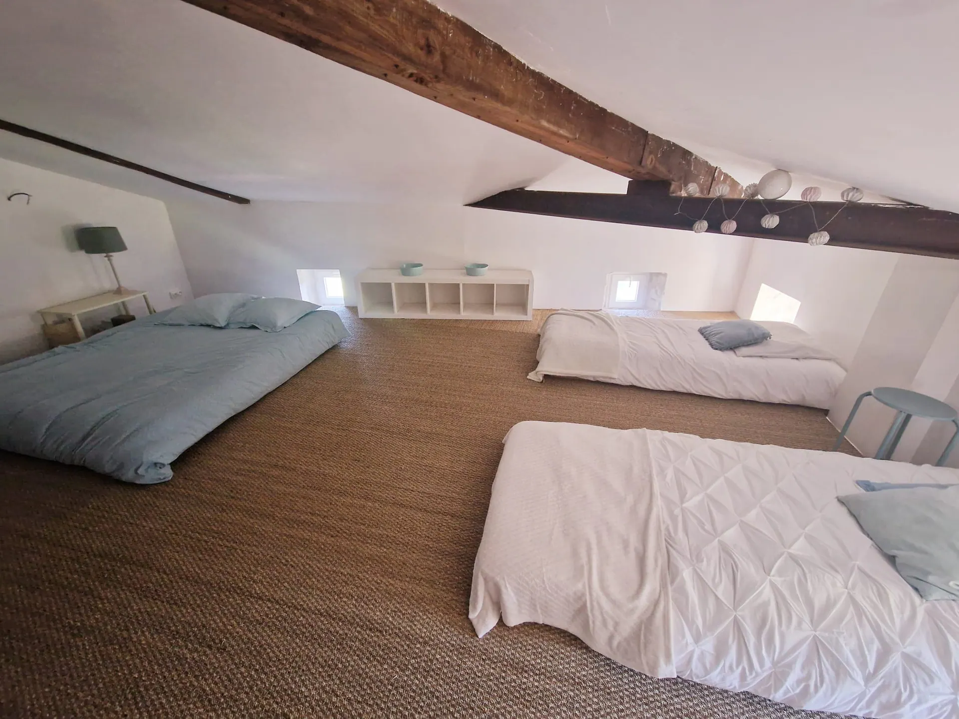 Grande chambre mansardée de la Suite Duplex
