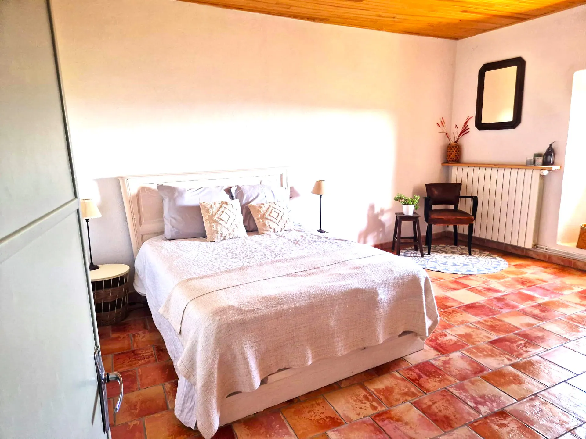 Chambre double lumineuse aux tomettes anciennes