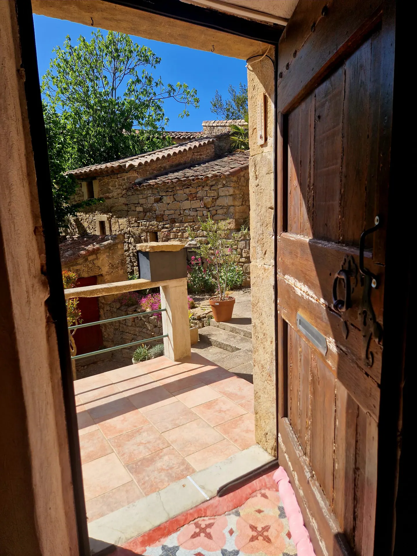 Porte ancienne ouverte sur la cour