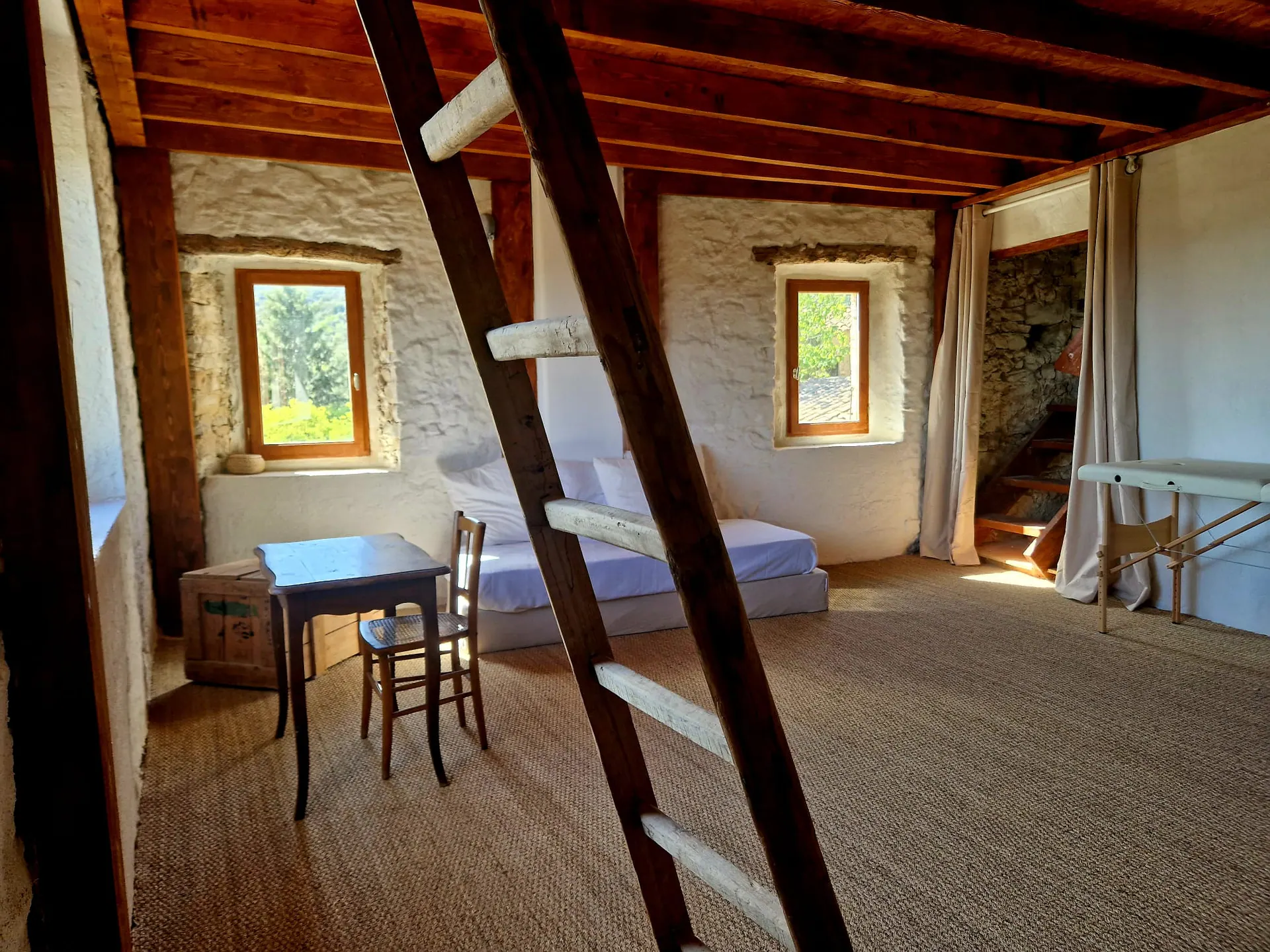 Salon lumineux de la Suite Duplex