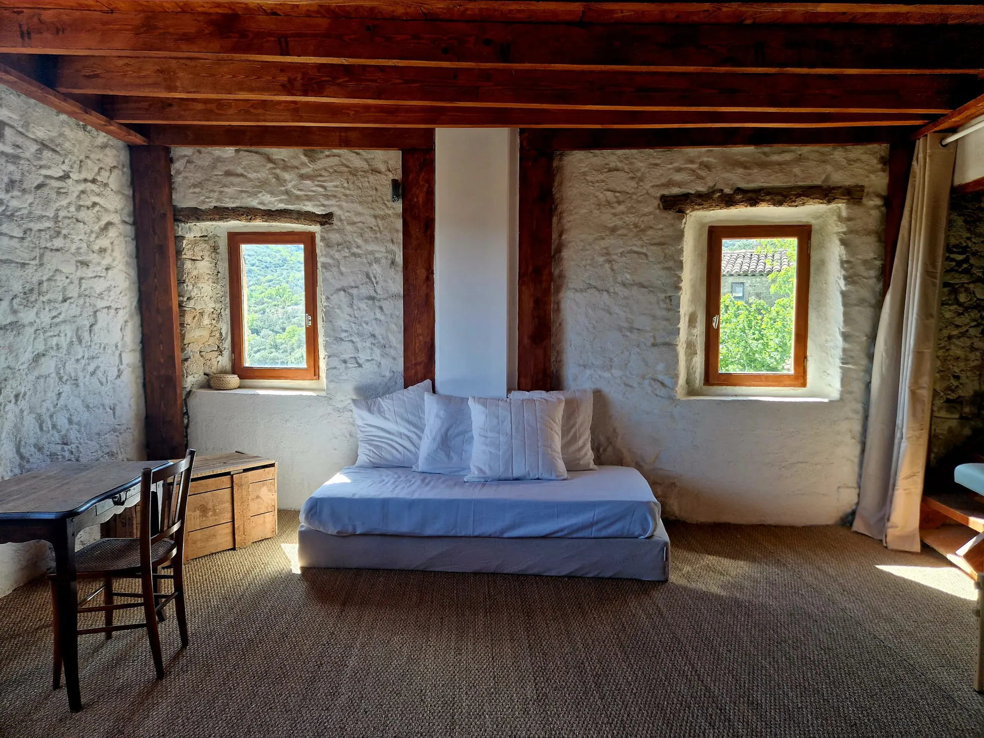 Banquette et murs de pierre de la Suite Duplex