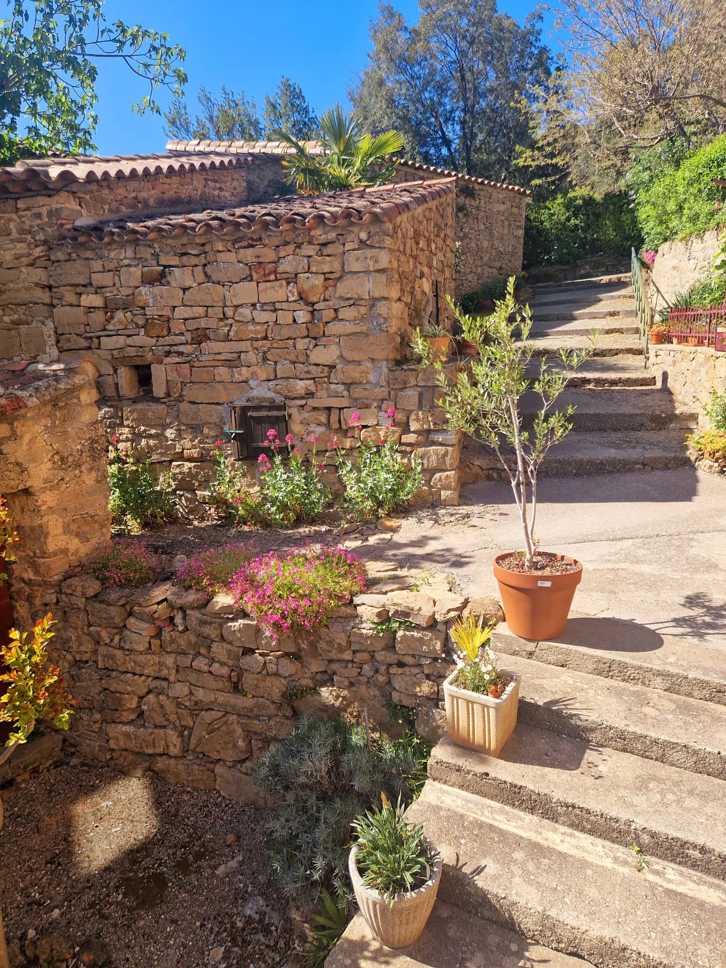 Cour et dépendances en pierre