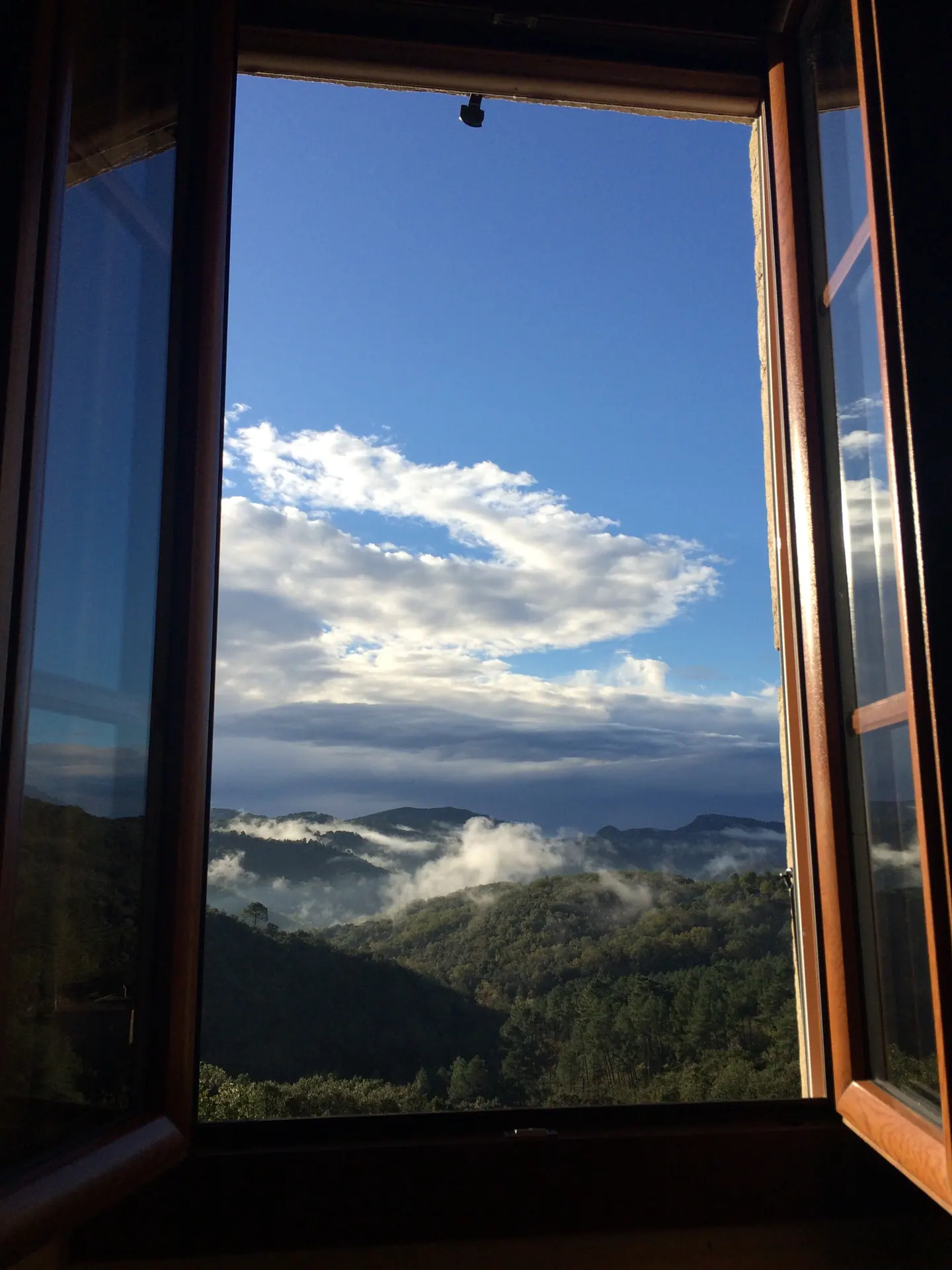 Brume entre les montagnes vue depuis une fenêtre de la Bastide