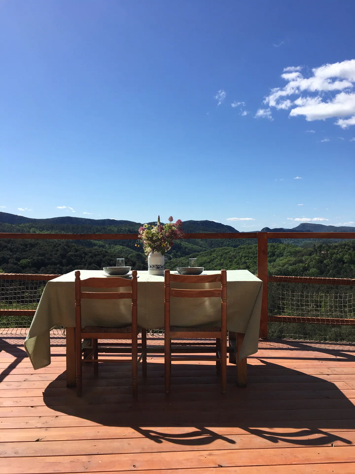 Table dressée sur la terrasse face à la vallée