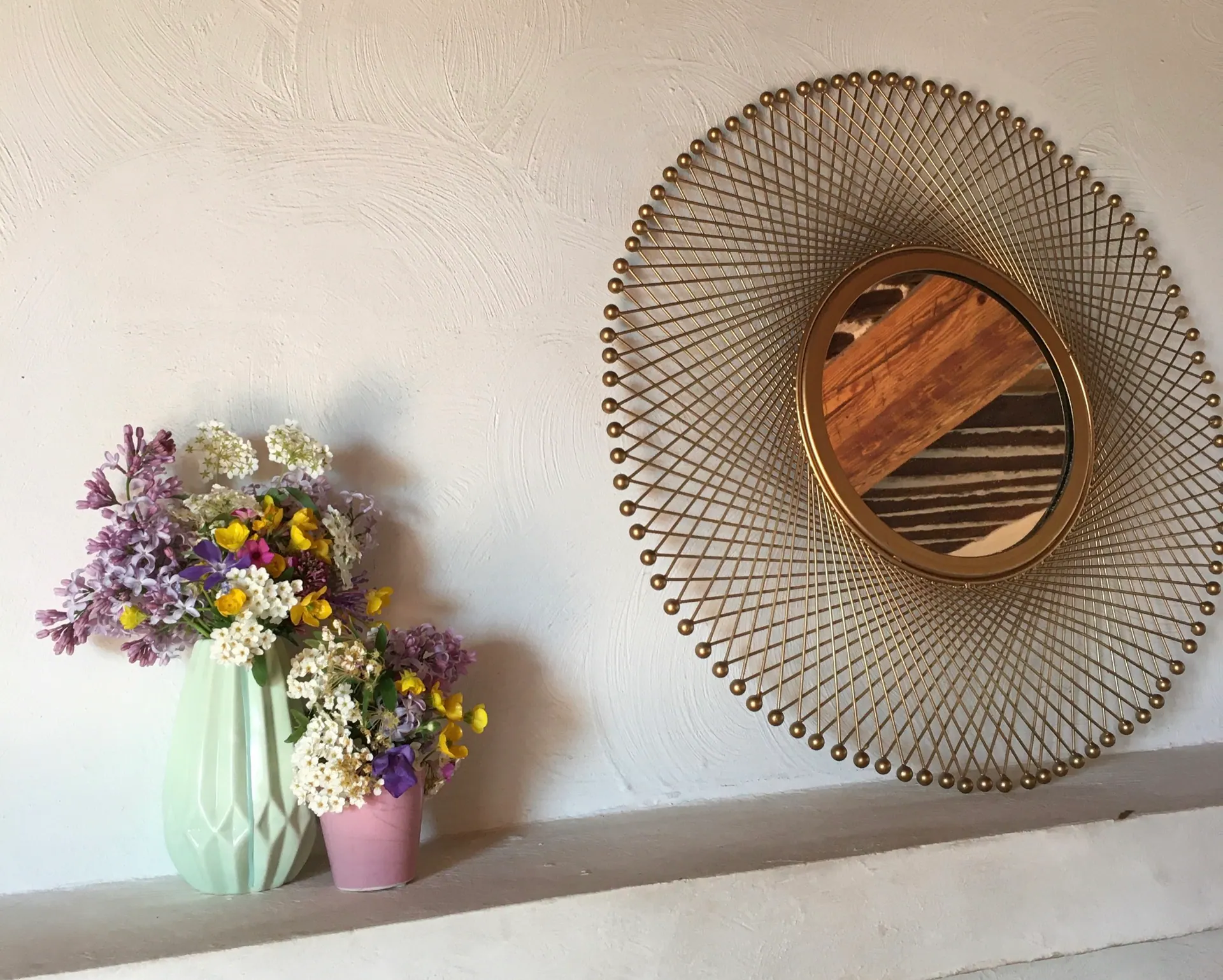 Fleurs sauvages et miroir ancien