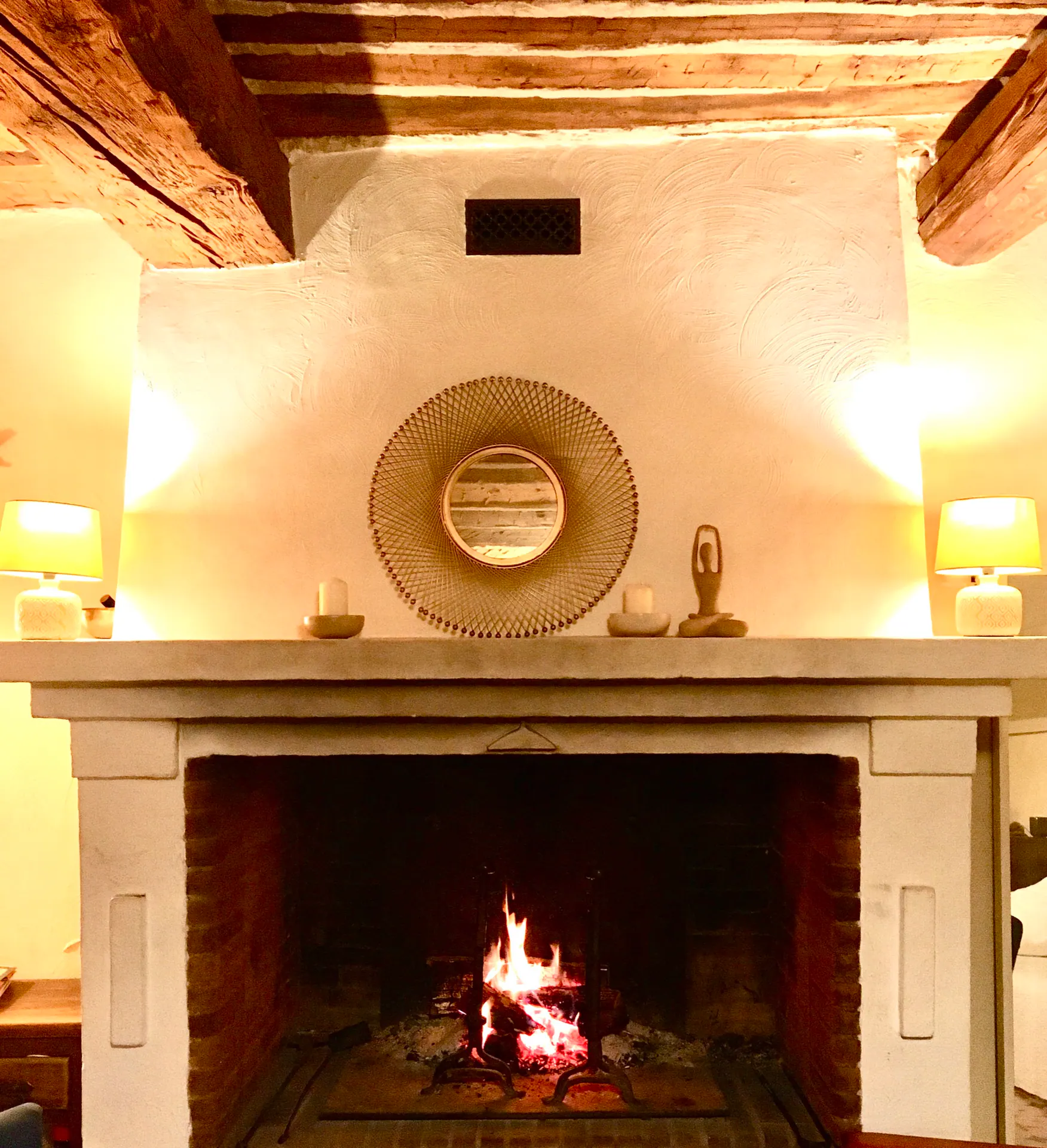 Feu dans la grande cheminée de la Bastide