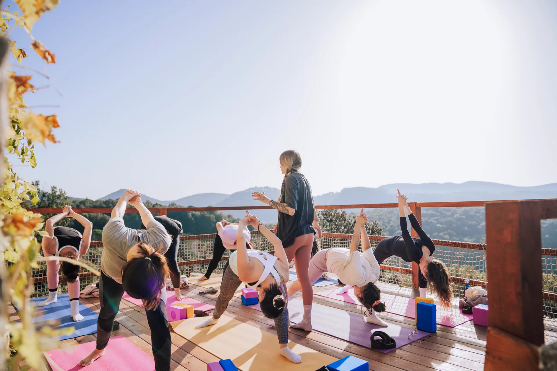 Retraite de yoga sur la terrasse face aux Cévennes
