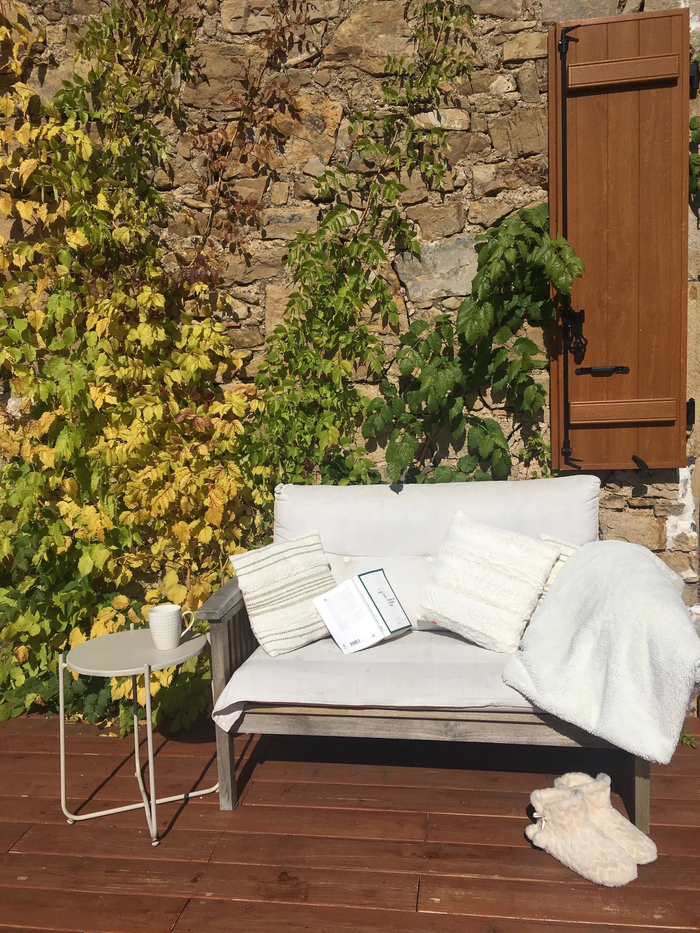 Pause lecture sur la terrasse